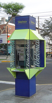 cabina de Telefónica habitual, ésta en Lima (Perú)